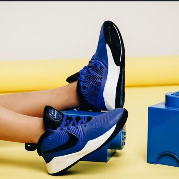 BRAND NEW NIKE TEAMHUSTEL ROUND TOE LACE-UP CLOSURE GENUINE LEATHER SNEAKER - Picture 1 of 16